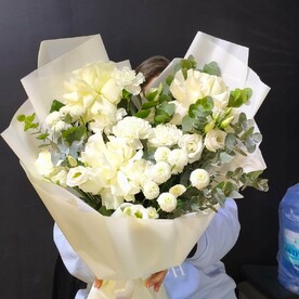 Гвоздика одноголовая, Эвкалипт, Роза Эквадор, Хризантема кустовая, Лизиантус Эустома, Дизайнерская упаковка