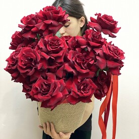 Французские розы 25 шт в джутовой корзине