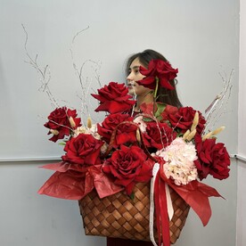 Большая композиция из французских роз и гортензий