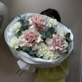 Диантус, Французские розы, Эвкалипт, Писташ, Дизайнерская упаковка, Тишью, Карточка для подписи