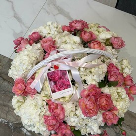 Роза давид остин джульет, Гортензия, Оазис, Корзина плетеная, Открытка