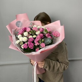 Гвоздика кустовая, Эвкалипт, Роза леди бомбастик, Хризантема кустовая, Дизайнерская упаковка, Тишью, Открытка
