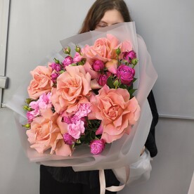 Роза французская, Фисташка, Роза леди бомбастик, Гвоздика Кустовая адриа пурпурная, Дизайнерская упаковка, Открытка