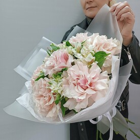 Красивый букет из Французкой розы и альстромерии