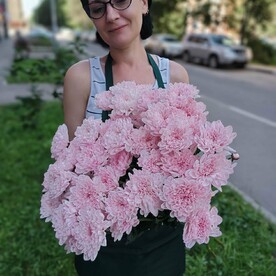 Нежно-розовая хризантема для любимой бабушки
