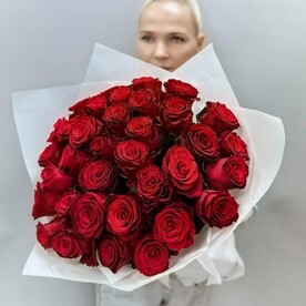 Букет из 35 бордовых ярких роз для любимой девушки, мамы, коллеги, на день рождения