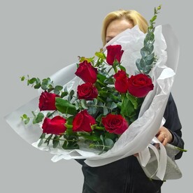 Монобукет из девяти красных роз с эвкалиптом.