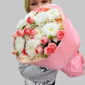 Букет из кустовой розы и хризантем.