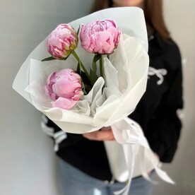 Букет из трёх розовых пионов.