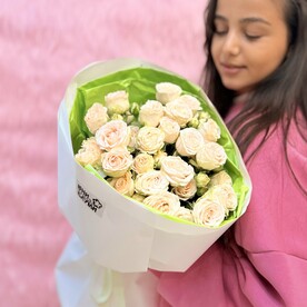 Букет из кремовых кустовых роз