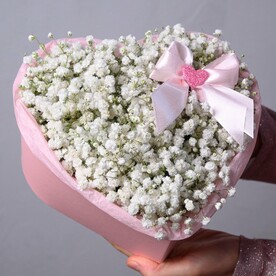 Нежное признание — сердце из гипсофилы