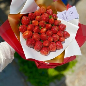 Клубника в дизайнерской упаковке