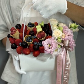 Роза кустовая, Лизиантус Эустома, Сумочка, Малина, Голубика грамм, Клубника отборная грамм, Вафельные стаканчики, Авторская упаковка
