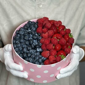 Малина гр, Голубика гр, Клубника отборная свежая гр, Пленка прозрачная, Коробочка дизайнерская