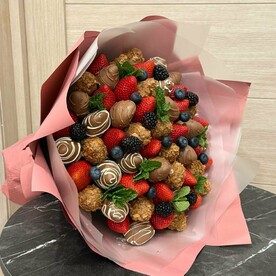 Ежевика гр, Голубика гр, клубника в бельгийском шоколаде callebaut, вафельная крошка гр, клубника отборная свежая, Пленка дизайнерская, коробка упаковочная