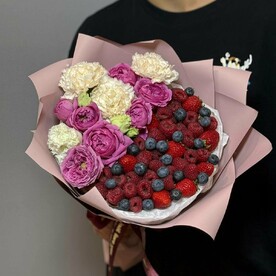 Роза пионовидная кустовая, Лизиантус Эустома, Малина, Клубника, Голубика, Тишью белое, Упаковка дизайнерская