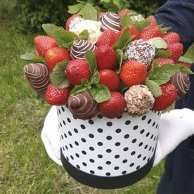 Клубника, Мята, Шоколад Бельгийский, Голубика, Кокосовая стружка, Вафельная крошка, Дизайнерская Коробка