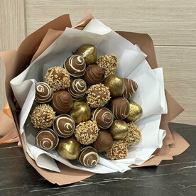 Клубника в бельгийском шоколаде callebaut гр, Вафельная крошка гр, Кандурин пищевой золотой гр, Дизайнерская упаковка, Пленка прозрачная