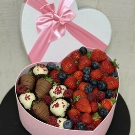 Коробочка сердем клубника в шоколаде и ягоды микс
