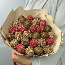 Клубника в шоколаде callebaut бельгия гр, сублимированная малина гр, воздушный рис шоколадный гр, Дизайнерская упаковка, коробка упаковка