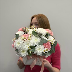 Комплимент из хризантем и розовых диантусов с ромашкой