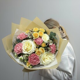 Гвоздика одноголовая шт, Роза пионовидная шт, Альстромерия шт, Эвкалипт шт, Роза кустовая шт, Стильная упаковка шт