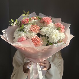 Букет с хризантемой и диантусов