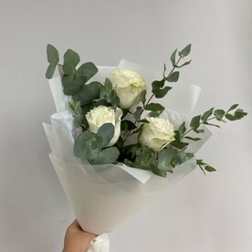 3 розы эвкалипт