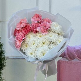 Букет с хризантемой и диантусом