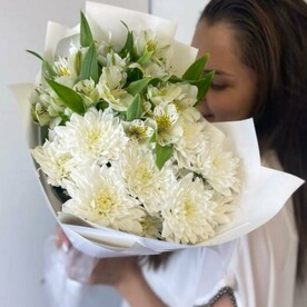 Букет из альстромерии и хризантемы