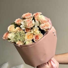 Букет из кремовых кустовых роз