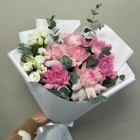 Букет из ажурных розовых роз и эустомы