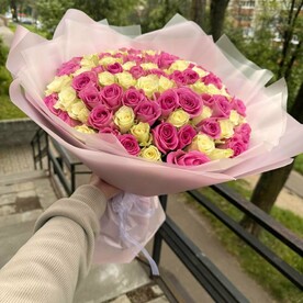 Букет из 101 розы в бело розовом цвете