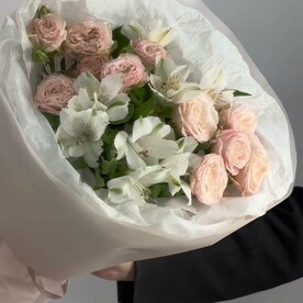 Букет из нежной кустовой розы и альстромерии
