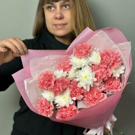 Букет из розового диантус и хризантемы белоснежной