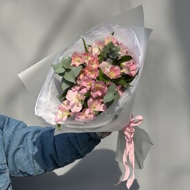 Букет из альстромерии с зеленью