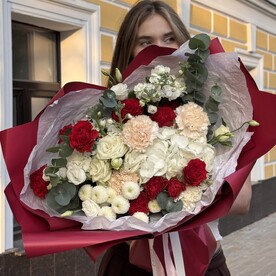 Букет с гортензией, кустовой розы