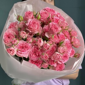 Кустовые розовые розы букет