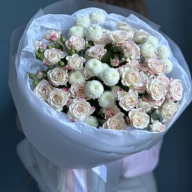 Букет нежных кустовых роз
