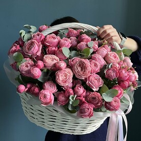 Вау корзина с пионовидными кустовыми розами