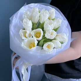Моно букет с  белыми тюльпанами 15 шт
