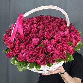 101 малиновая Роза в корзине