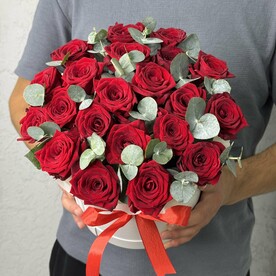 Красная Роза с эвкалиптом в коробке