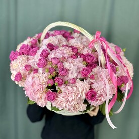 Гортензия с кустовыми розами