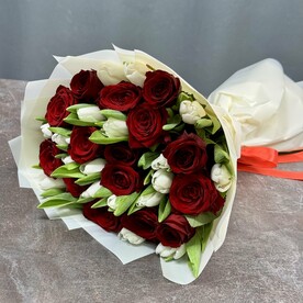 Белые тюльпаны с красными розами