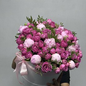 Роза кустовая, Пион, Писташ, Оазис, Шляпная коробка
