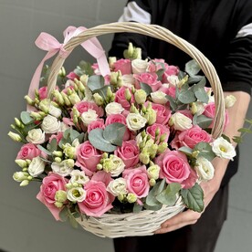 Корзина из нежных цветов