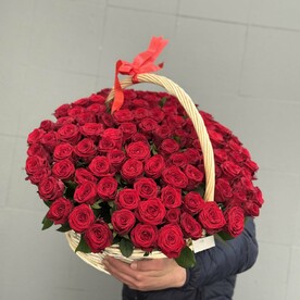 101 красная Роза в корзине