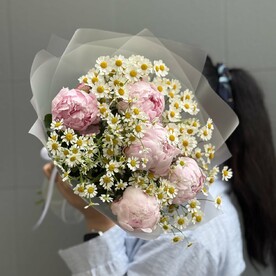 Воздушный букет с нежно-розовыми пионами и кустовой ромашкой