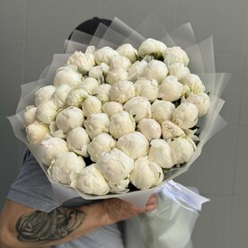 Букет из 45 белых пион